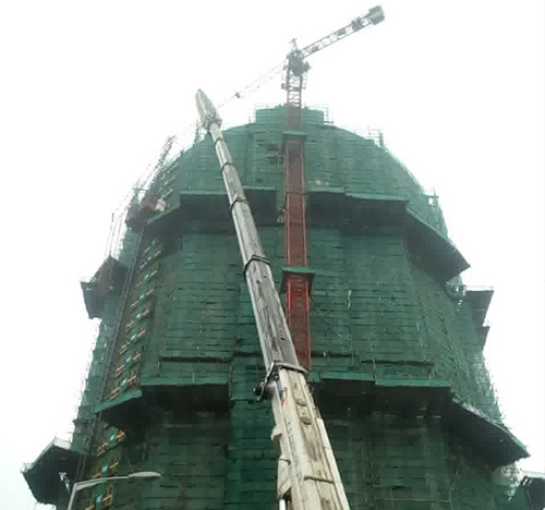 沈阳市吊车在工地上作业